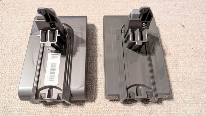 ダイソン純正バッテリーとエネライフ互換バッテリー
