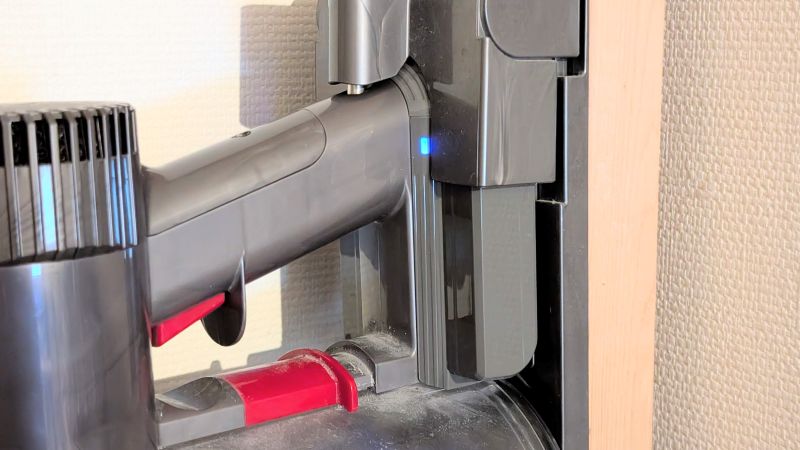 ダイソンDC62にエネライフバッテリーを装着して充電