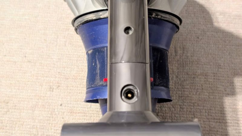 ダイソンのトリガー外側ネジをはずす