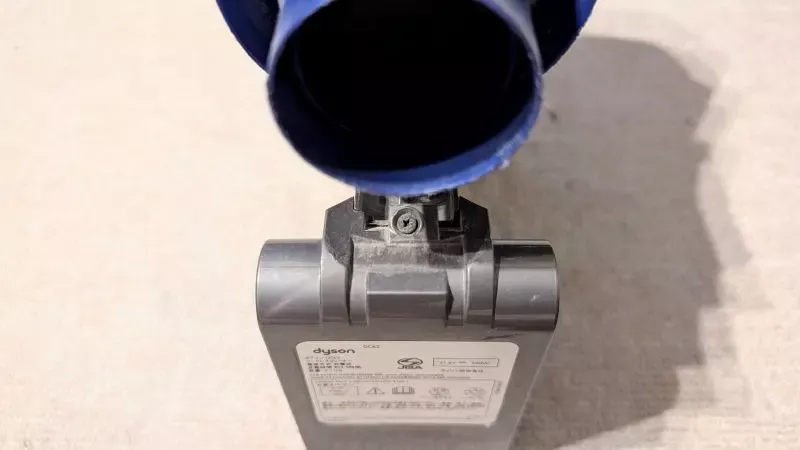 ダイソンのクリアビン側ネジをはずす