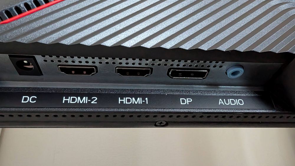 DGF240SDBのインターフェース（HDMI×2、DP×1、イヤホンジャック）