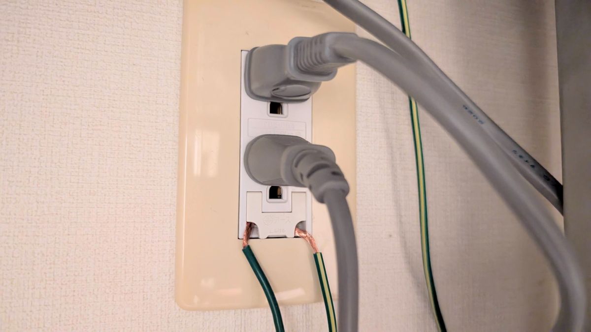 乾燥機のアースと電源コード取り付け